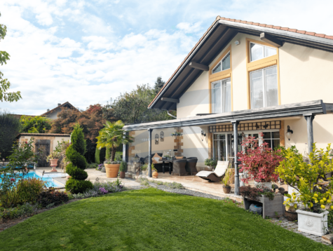 Exklusives Einfamilienhaus mit Pool und vielseitiger Gewerbeeinheit/ Werkstatt, 84428 Buchbach, Haus